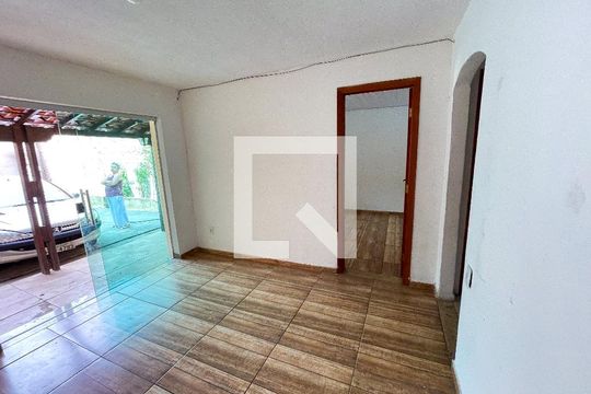 Sala de casa à venda com 3 quartos, 360m² em Industrial, Contagem