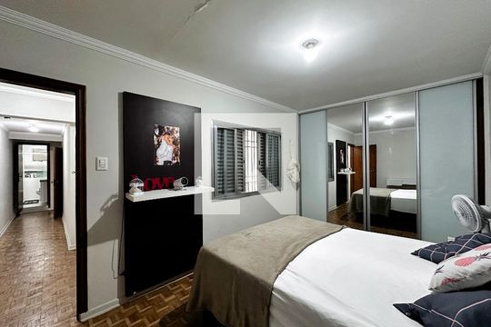 Suíte de casa à venda com 4 quartos, 170m² em Vila Cordeiro, São Paulo