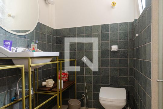 Banheiro de apartamento para alugar com 1 quarto, 45m² em Centro Histórico, Porto Alegre