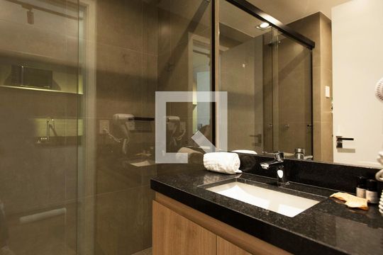 Banheiro de apartamento à venda com 1 quarto, 24m² em Auxiliadora, Porto Alegre