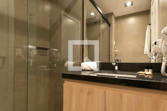 Banheiro de apartamento à venda com 1 quarto, 24m² em Auxiliadora, Porto Alegre