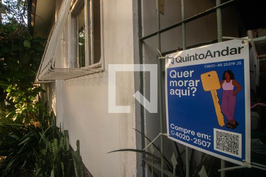 Fachada de casa à venda com 3 quartos, 70m² em Jardim Carvalho, Porto Alegre