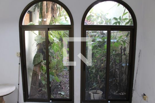 Sala de casa para alugar com 2 quartos, 300m² em Quinta da Paineira, São Paulo