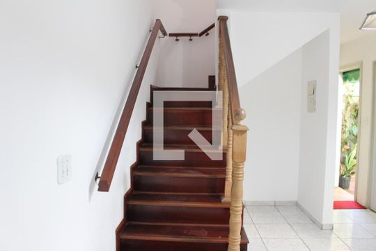 Escada de casa para alugar com 2 quartos, 300m² em Quinta da Paineira, São Paulo