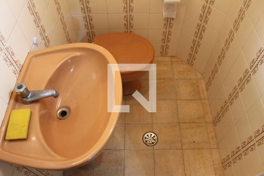 Banheiro de casa para alugar com 2 quartos, 300m² em Quinta da Paineira, São Paulo