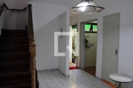 Escada de casa para alugar com 2 quartos, 300m² em Quinta da Paineira, São Paulo