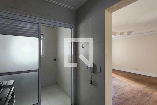 Cozinha de apartamento à venda com 2 quartos, 74m² em Jardim Tupanci, Barueri