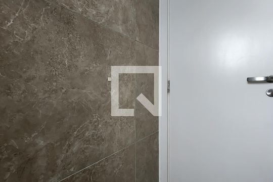 Banheiro da Suíte de apartamento à venda com 2 quartos, 74m² em Jardim Tupanci, Barueri