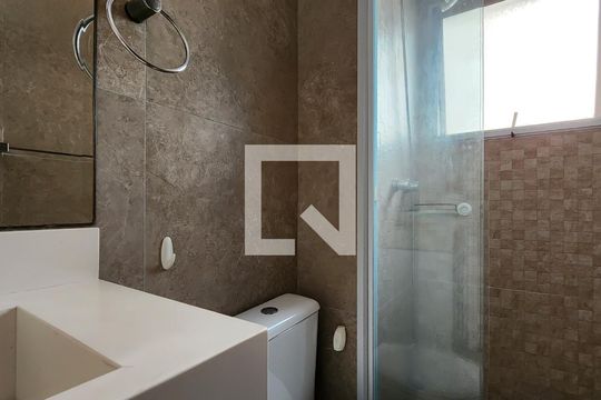 Banheiro da Suíte de apartamento à venda com 2 quartos, 74m² em Jardim Tupanci, Barueri