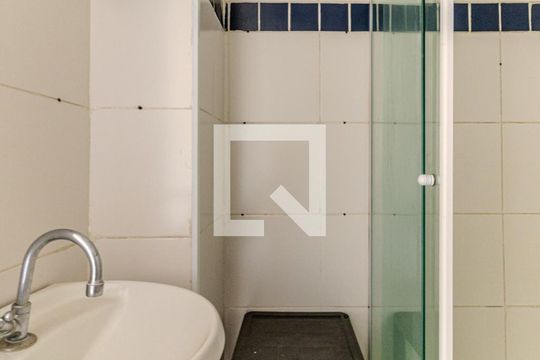Banheiro de kitnet/studio para alugar com 1 quarto, 3m² em Campos Elíseos, São Paulo