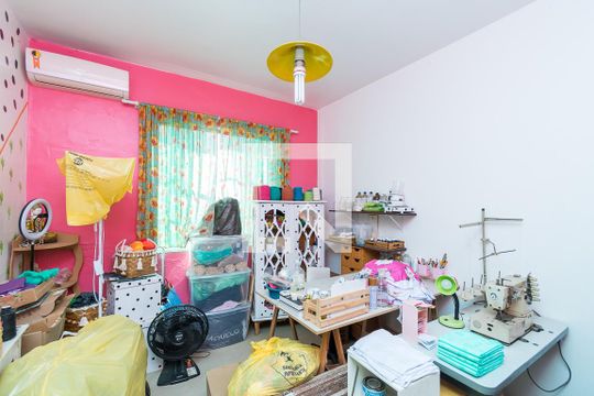 Quarto 2 de casa à venda com 3 quartos, 400m² em Braz de Pina, Rio de Janeiro