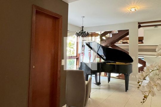 Sala de casa de condomínio à venda com 4 quartos, 430m² em Alphaville, Santana de Parnaíba