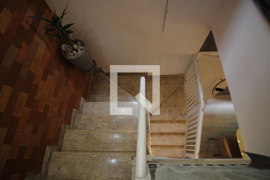 Escada de casa à venda com 3 quartos, 119m² em Parque Monte Alegre, Taboão da Serra