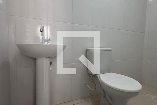 Banheiro de kitnet/studio para alugar com 1 quarto, 20m² em Jardim Bonfiglioli, São Paulo