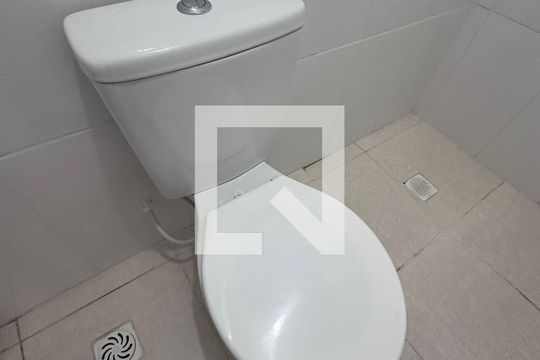 Banheiro de kitnet/studio para alugar com 1 quarto, 20m² em Jardim Bonfiglioli, São Paulo