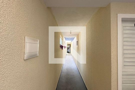 Área externa - corredor de acesso de kitnet/studio para alugar com 1 quarto, 20m² em Jardim Bonfiglioli, São Paulo