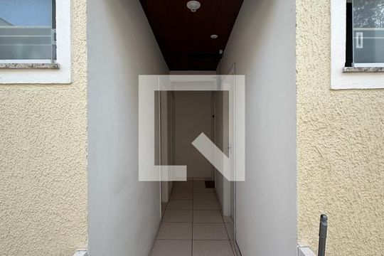 Área externa - corredor de acesso de kitnet/studio para alugar com 1 quarto, 20m² em Jardim Bonfiglioli, São Paulo