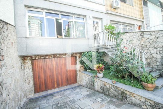 Garagem de casa para alugar com 3 quartos, 279m² em Jardim Analia Franco, São Paulo