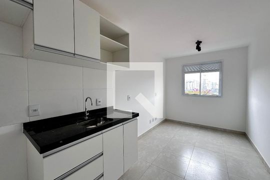 Cozinha de apartamento para alugar com 1 quarto, 25m² em Jardim Monte Azul, São Paulo
