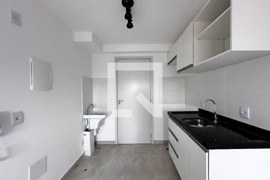 Cozinha de apartamento para alugar com 1 quarto, 25m² em Jardim Monte Azul, São Paulo
