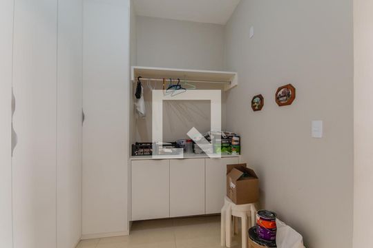 Quarto de Serviço de casa à venda com 3 quartos, 400m² em Jardim da Gloria, São Paulo