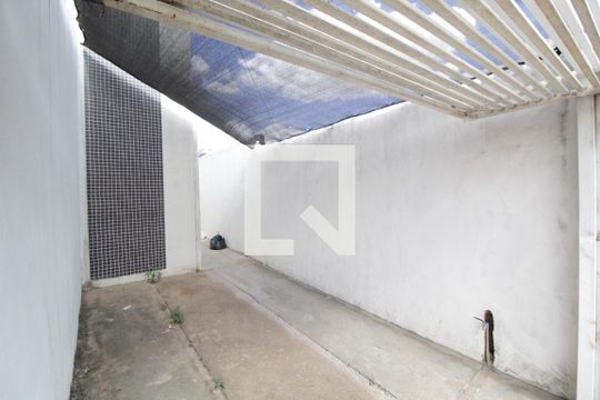 Garagem de casa para alugar com 2 quartos, 107m² em Shopping Park, Uberlândia