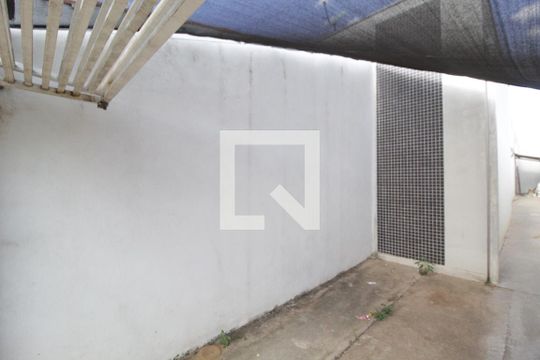 Garagem de casa para alugar com 2 quartos, 107m² em Shopping Park, Uberlândia