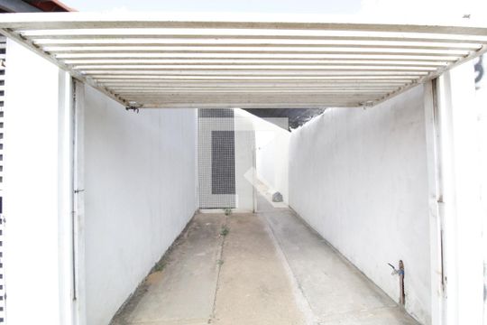 Garagem de casa para alugar com 2 quartos, 107m² em Shopping Park, Uberlândia