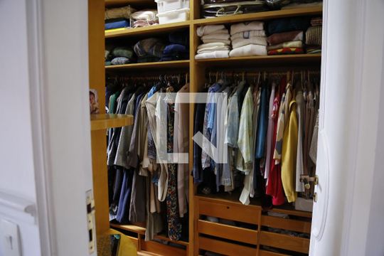 Closet de casa à venda com 4 quartos, 620m² em City América, São Paulo