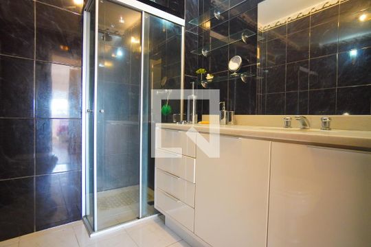 Banheiro da Suíte de apartamento para alugar com 5 quartos, 159m² em Independência, Porto Alegre