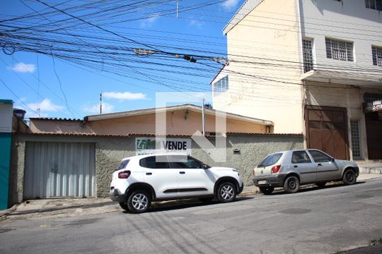 Fachada de casa à venda com 3 quartos, 120m² em Bairro da Glória, Contagem