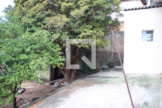 Quintal de casa à venda com 3 quartos, 120m² em Bairro da Glória, Contagem