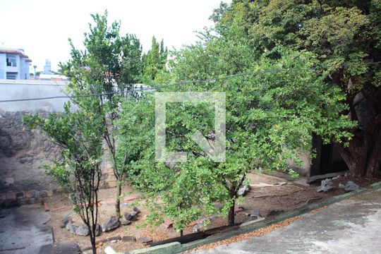 Quintal de casa à venda com 3 quartos, 120m² em Bairro da Glória, Contagem