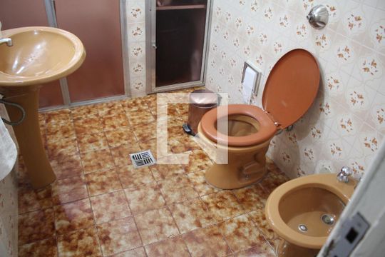 Banheiro de casa à venda com 3 quartos, 120m² em Bairro da Glória, Contagem