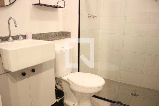 Banheiro de kitnet/studio para alugar com 1 quarto, 23m² em Sumarezinho, São Paulo
