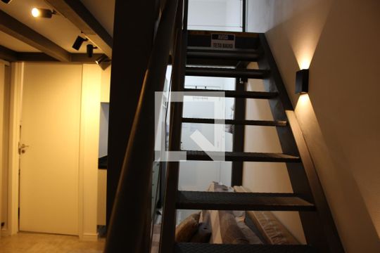 Escada - Quarto de kitnet/studio para alugar com 1 quarto, 23m² em Sumarezinho, São Paulo