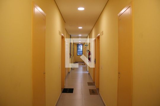 Corredor de kitnet/studio para alugar com 1 quarto, 23m² em Sumarezinho, São Paulo