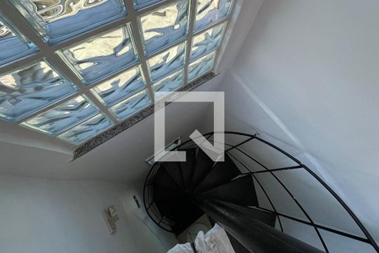 Escada de casa para alugar com 2 quartos, 80m² em Vila Guanabara, Duque de Caxias
