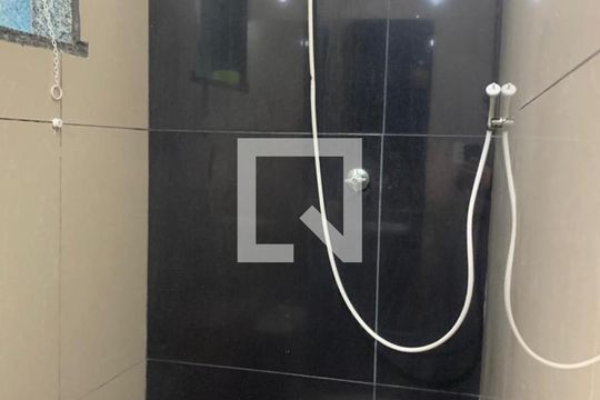 Banheiro de casa para alugar com 2 quartos, 80m² em Vila Guanabara, Duque de Caxias