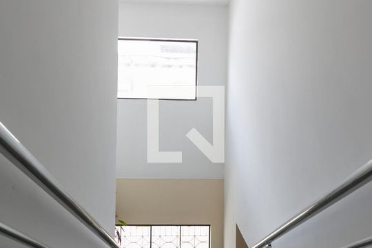 Escada  de casa para alugar com 4 quartos, 490m² em Vila Barbosa, São Paulo