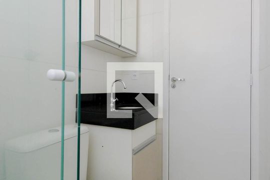 Banheiro de apartamento para alugar com 2 quartos, 56m² em Jardim Diogo, Guarulhos