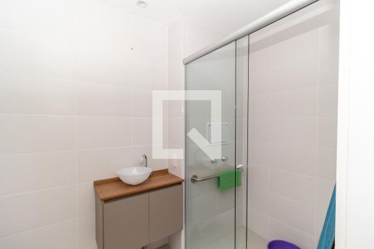 Banheiro de kitnet/studio para alugar com 1 quarto, 28m² em Chácara Seis de Outubro, São Paulo