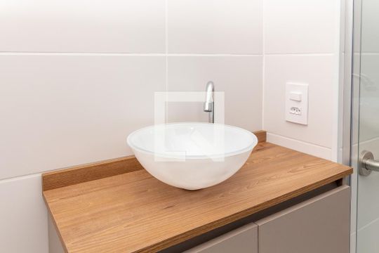 Banheiro de kitnet/studio para alugar com 1 quarto, 28m² em Chácara Seis de Outubro, São Paulo