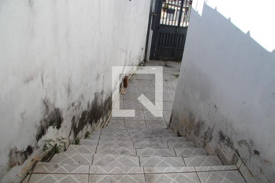 Escada acesso a outra entrada de casa para alugar com 2 quartos, 80m² em Parque Jurema, Guarulhos