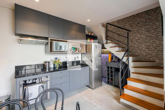 Cozinha de apartamento para alugar com 1 quarto, 50m² em Pinheiros, São Paulo