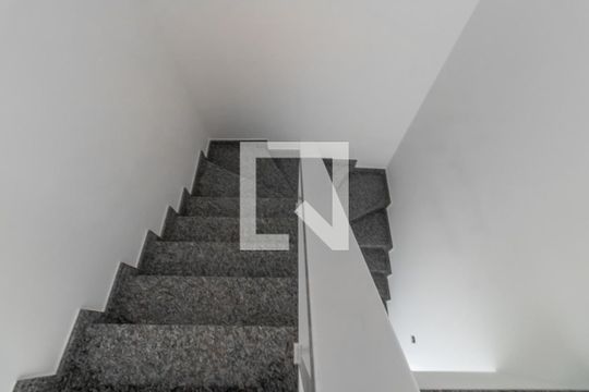 Escadas de casa à venda com 2 quartos, 100m² em Vila Nhocuné, São Paulo