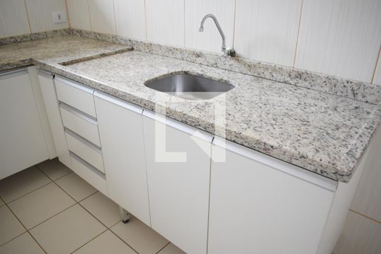 Cozinha de apartamento para alugar com 2 quartos, 40m² em Campo Comprido, Curitiba
