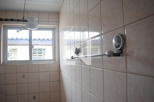 Banheiro de apartamento para alugar com 2 quartos, 40m² em Campo Comprido, Curitiba