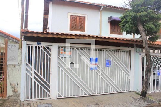 Fachada com placa QuintoAndar de casa à venda com 3 quartos, 200m² em Vila Maranduba, Guarulhos
