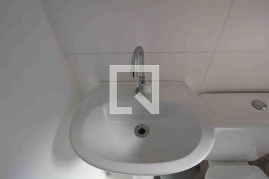 Banheiro de kitnet/studio para alugar com 1 quarto, 26m² em Jardim Betânia, Sorocaba
